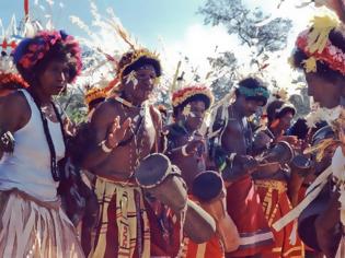 Φωτογραφία για Εικόνες - ΣΟΚ! Φυλή στην Παπούα κάνει τα... σημάδια του κροκόδειλου με ΞΥΡΑΦΙ για να... [photos]