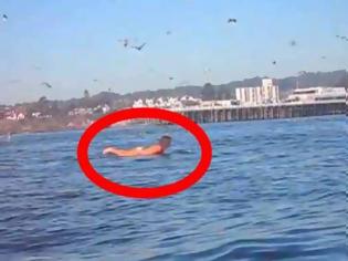 Φωτογραφία για Δείτε προσεκτικά τι θα συμβεί στην κοπέλα μέσα στη θάλασσα! [video]