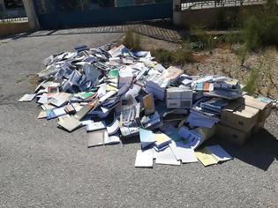 Φωτογραφία για Πολλά βιβλία πεταμένα έξω απο κάδο απορριμάτων στη ΒΟΝΙΤΣΑ | ΦΩΤΟ