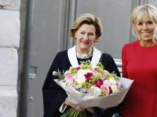 Φωτογραφία για Μπριζίτ Μακρόν: Λαμπερή με κόκκινο φόρεμα υποδέχθηκε τη βασίλισσα της Νορβηγίας