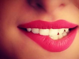 Φωτογραφία για Φυσικοί τρόποι για να κάνεις λεύκανση στα δόντια σου! Δες ποιοι είναι…