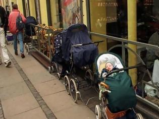 Φωτογραφία για Γιατί οι Βόρειοι αφήνουν τα καρότσια με τα μωρά έξω στο πολικό κρύο;