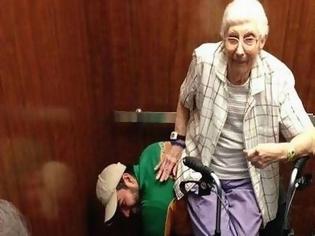 Φωτογραφία για Δείτε τι έκανε όταν κλείστηκε στο ασανσέρ με μια ανήμπορη γιαγιά... Εσείς θα κάνατε κάτι αντίστοιχο; [photo]
