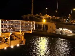 Φωτογραφία για 34χρονος έπεσε από τη γέφυρα την ώρα που περνούσε πλοίο