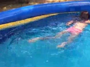 Φωτογραφία για Κοριτσάκι κολυμπάει σε πισίνα μαζί με ένα... [photos]