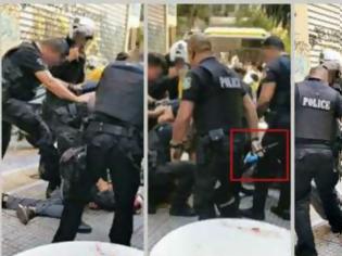 Φωτογραφία για Βίντεο - ντοκουμέντο: Αστυνομικοί χτυπούν τον αιμόφυρτο και αναίσθητο Ζακ Κωστόπουλο!