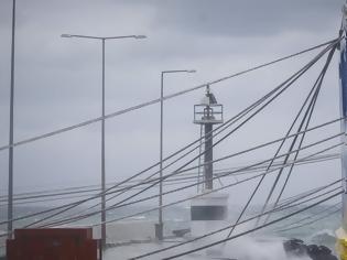 Φωτογραφία για Άρση απαγορευτικού απόπλου από τον Πειραιά - Παραμένουν δεμένα τα πλοία σε Ραφήνα και Λαύριο