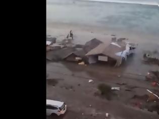 Φωτογραφία για Τσουνάμι «καταπίνει» σπίτια στην Ινδονησία μετά τα 7,5 Ρίχτερ