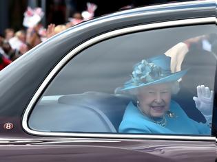 Φωτογραφία για Κι όμως: Η βασίλισσα Ελισάβετ έχει ψεύτικο χέρι για να χαιρετά