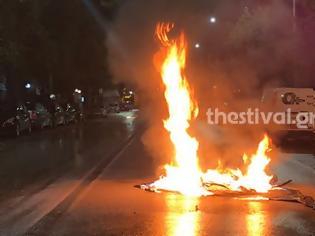 Φωτογραφία για Επεισοδιακή νύχτα στη Θεσσαλονίκη -«Βροχή» μολότοφ έξω από ΑΠΘ και Τουρκικό Προξενείο