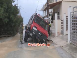 Φωτογραφία για Βούλιαξε πυροσβεστικό όχημα: Πυροσβέστες κινδύνεψαν την ώρα που έκαναν απεγκλωβισμό στο Βραχάτι