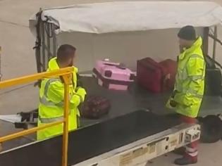 Φωτογραφία για Βίντεο που προκαλεί οργή: Δείτε πώς «μαζεύουν» τις αποσκευές σε αεροδρόμιο