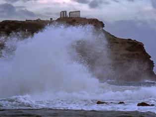 Φωτογραφία για «Ο Ποσειδώνας επισκέφτηκε τον ναό του!»: Εκπληκτικές φωτογραφίες του κυκλώνα στο Σούνιο