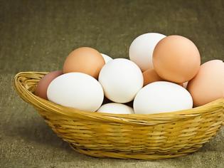 Φωτογραφία για Γιατί κάποια αυγά είναι καφέ και άλλα άσπρα;