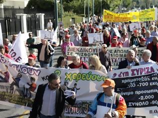 Φωτογραφία για Δυόμιση χρόνια περιμένουν σύνταξη 4.350 υγειονομικοί και γιατροί και ζουν με €500 το μήνα