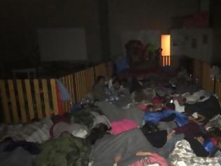 Φωτογραφία για Μόρια: 300 γυναικόπαιδα κοιμήθηκαν σε παιδική χαρά εξαιτίας της κακοκαιρίας