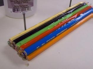 Φωτογραφία για Ενώνει 12 χρωματιστά μολύβια και τα κολλάει μεταξύ τους - Αυτό που φτιάχνει στη Συνέχεια είναι πράγματι εκπληκτικό... [photos]