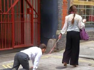Φωτογραφία για Δεν πάμε καλά! Γυναίκα έβγαλε βόλτα με λουρί έναν άντρα στο Λονδίνο [photo]