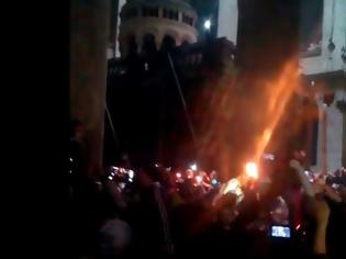 Φωτογραφία για Συγκλονιστικό θαύμα: Εκατοντάδες πύρινοι σταυροί εμφανίστηκαν στην τελετή του Αγίου Φωτός - Απίστευτο βίντεο...