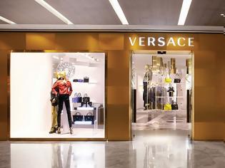 Φωτογραφία για Ιταλία: O Michael Kors αγόρασε τον οίκο Versace αντί 1,83 δισ. ευρώ