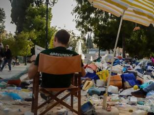 Φωτογραφία για Γιατί γέμισε με σκουπίδια η Πλατεία Συντάγματος (ΦΩΤΟΓΡΑΦΙΕΣ)