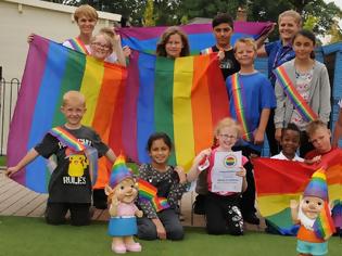 Φωτογραφία για ΣΟΚ - Σχολείο στη Βρετανία έβαλε 6χρονα να γράψουν ερωτικές ομοφυλοφυλικές επιστολές για να προωθήσει την διαφορετικότητα -Βίντεο