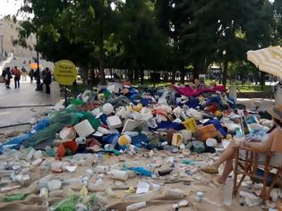 Φωτογραφία για Πρωτότυπη διαμαρτυρία: Μάζεψαν τα σκουπίδια από παραλία της Εύβοιας και τα πέταξαν στη πλατεία Συντάγματος! (ΦΩΤΟ & ΒΙΝΤΕΟ)