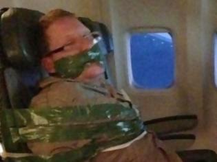 Φωτογραφία για Έδεσαν επιβάτη αεροπλάνου με μονωτική ταινία