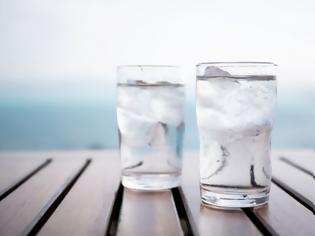Φωτογραφία για Παγωμένο νερό: Μπορεί να μας βοηθήσει στην απώλεια βάρους;