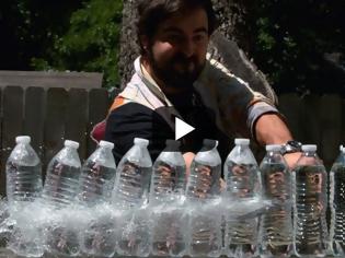 Φωτογραφία για Slow motion: Κόβοντας πλαστικά μπουκάλια με σπαθί Κατάνα [video]