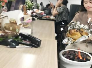 Φωτογραφία για Η Κινέζα που έγινε viral: Ψήνει ολόκληρο κοτόπουλο στο γραφείο [video]