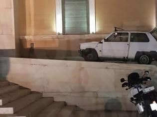 Φωτογραφία για Fiat Panda που εισέβαλε στη Βουλή - Στο 1,30 το οινόπνευμα που είχε ο οδηγός