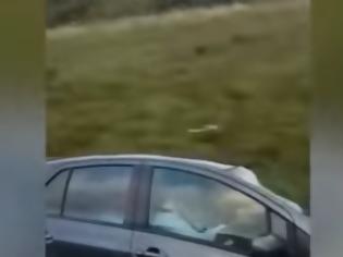 Φωτογραφία για Δεν θα πιστεύετε τι έκανε οδηγός που έτρεχε με 100 χλμ/ώρα (Video)