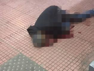Φωτογραφία για Άγρια σφαγή στην πλατεία Βάθη: Έκοψαν τον λαιμό αλλοδαπού μπροστά στους περαστικούς