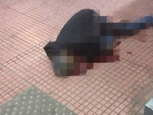 Φωτογραφία για Άγρια έγκλημα στην πλατεία Βάθη: Έσφαξαν με σπασμένο μπουκάλι αλλοδαπού μπροστά στα έντρομα μάτια των περαστικών- Φώτο