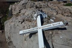 Επίθεση κατά της Ορθοδοξίας: Αλλόθρησκοι γκρέμισαν σταυρό στην Λέσβο – Ενοχλούσε ΜΚΟ και μετανάστες!