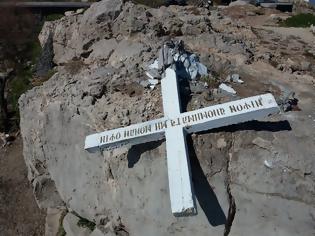Φωτογραφία για Επίθεση κατά της Ορθοδοξίας: Αλλόθρησκοι γκρέμισαν σταυρό στην Λέσβο – Ενοχλούσε ΜΚΟ και μετανάστες!