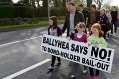 To ιρλανδικό χωριό που αντιστέκεται: Ballyhea protestors go to Frankfurt