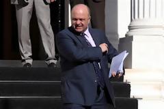 -Απαγορεύστε του την είσοδο στο υπ. Οικονομικών> Ο άσχετος και επικίνδυνος 