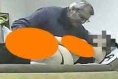 Ιταλός γιατρός, παρενοχλεί σεξουαλικά γυναίκα ασθενή του μπροστά στην κάμερα! (Σκληρές εικόνες στο Video)