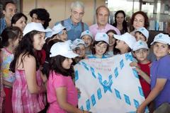 Μαθητές στο γραφείο του Μπουτάρη