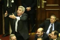 Τα χαστούκια μέσα στην Βουλή δεν πειράζουν κανέναν ευαίσθητο...
