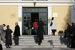Ευελπίδων: Αποθεώθηκε ο νέος που υπερασπίστηκε την μητέρα του και το σπίτι του