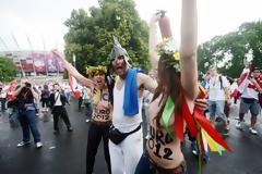 ΔΕΙΤΕ: Διαμαρτυρία της FEMEN στο Πολωνία – Ελλάδα