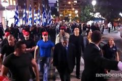 Ο Μιχαλολιάκος τα... έψαλε σε αστυνομικό των ΜΑΤ(VIDEO)