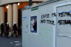 Καμαρώστε κάτι αντιφασίστες που επιτέθηκαν ως γνήσιοι φασίστες στο περίπτερο του ΛΑΟΣ [ΒΙΝΤΕΟ]