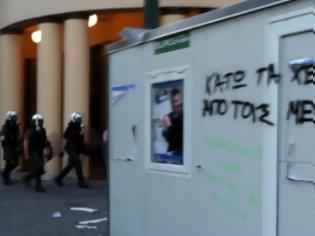 Φωτογραφία για Καμαρώστε κάτι αντιφασίστες που επιτέθηκαν ως γνήσιοι φασίστες στο περίπτερο του ΛΑΟΣ [ΒΙΝΤΕΟ]