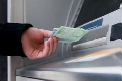 Κύκλωμα με ηλικιωμένη έκανε αναλήψεις χιλιάδων ευρώ με πλαστά έγγραφα