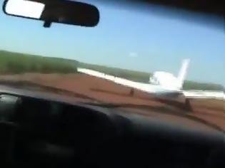 Φωτογραφία για Περιπολικό έπεσε πάνω σε αεροπλάνο!!!
