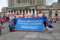 Τρικαλινοί ύψωσαν πανό με μηνύματα για ΕΕ και ΔΝΤ στη Βαρσοβία!